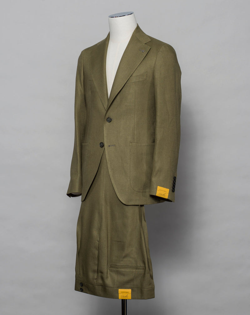 Composition: 100% Linen Modello: G-PL22K Color: Green / EV949 Slim fit Unconstructed Unlined Single breasted Wide notch lapel Patch pockets Side vents One pleat Made in Martina Franca, Italy Tagliatore Single Breasted Linen Suit / Green