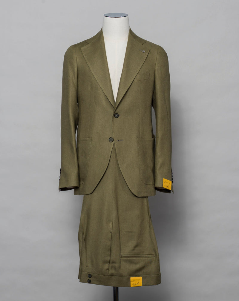 Composition: 100% Linen Modello: G-PL22K Color: Green / EV949 Slim fit Unconstructed Unlined Single breasted Wide notch lapel Patch pockets Side vents One pleat Made in Martina Franca, Italy Tagliatore Single Breasted Linen Suit / Green