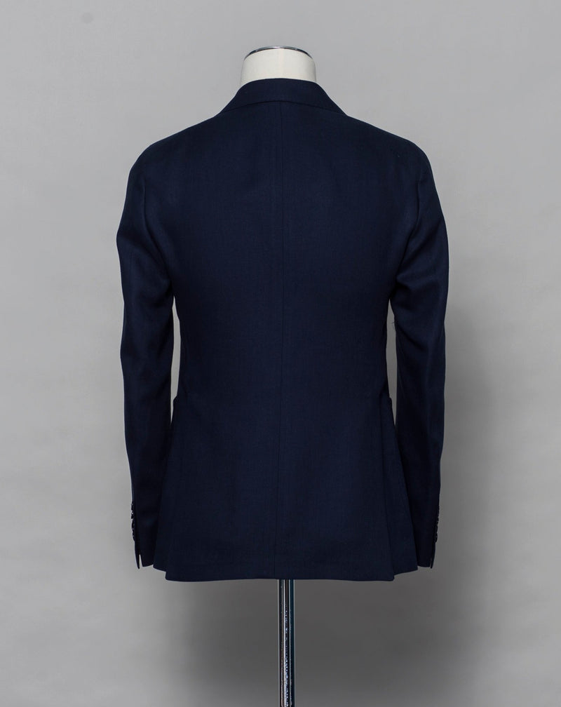 Composition: 100% Linen Modello: A-PL20KBR PE Color: Navy / EB804 Unconstructed Unlined Slimfit Double-breasted Wide peak lapel Patch pockets Side vents One pleat Made in Martina Franca, Italy