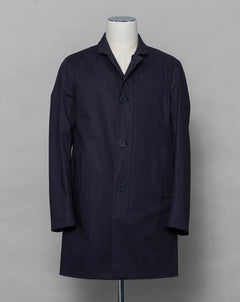 A garment for city wear with a high level of technical performance. Total waterproofing that lasts thanks to the taped seams; wind-resistant and breathable due to the interior GORE-TEX® membrane. Waterproof and windproof double fastening with polyurethane-coated two-way zip and buttons Pockets with press studs Art. IM00062UL 13490 9201 Col. 9201 / Navy