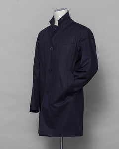 A garment for city wear with a high level of technical performance. Total waterproofing that lasts thanks to the taped seams; wind-resistant and breathable due to the interior GORE-TEX® membrane. Waterproof and windproof double fastening with polyurethane-coated two-way zip and buttons Pockets with press studs Art. IM00062UL 13490 9201 Col. 9201 / Navy