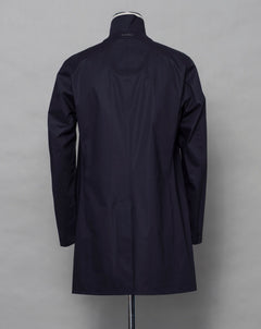 A garment for city wear with a high level of technical performance. Total waterproofing that lasts thanks to the taped seams; wind-resistant and breathable due to the interior GORE-TEX® membrane. Waterproof and windproof double fastening with polyurethane-coated two-way zip and buttons Pockets with press studs Art. IM00062UL 13490 9201 Col. 9201 / Navy