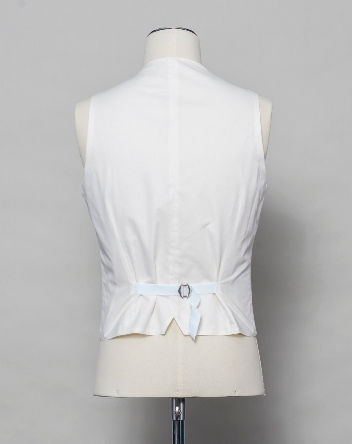 Composition: 56% Linen 44% Cotton Modello: BEN/F PE Color: EX848 / White Double-breasted Wide shawl lapel Jet pockets Made in Martina Franca, Italy Tagliatore Double-Breasted Shawl Waistcoat / White