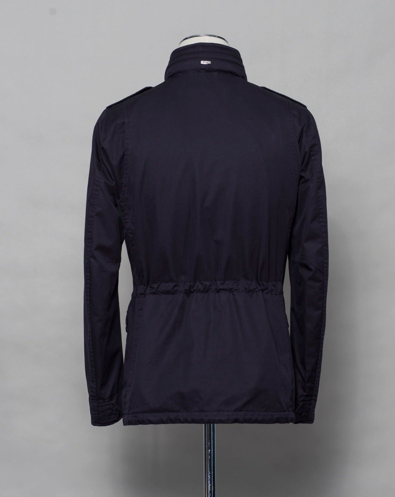 This Herno jacket honors the iconic M65 field jacket. Practical design with quite a few pockets, action back and adjustable waist. Why change the winning team.  4+2 pockets outside (2 hidden pockets) 2 pockets inside  Adjustable waist 2 way zip and snap buttons in front Hidden hood inside the collar  100% Cotton Washed effect  FI0064U 13211 9200