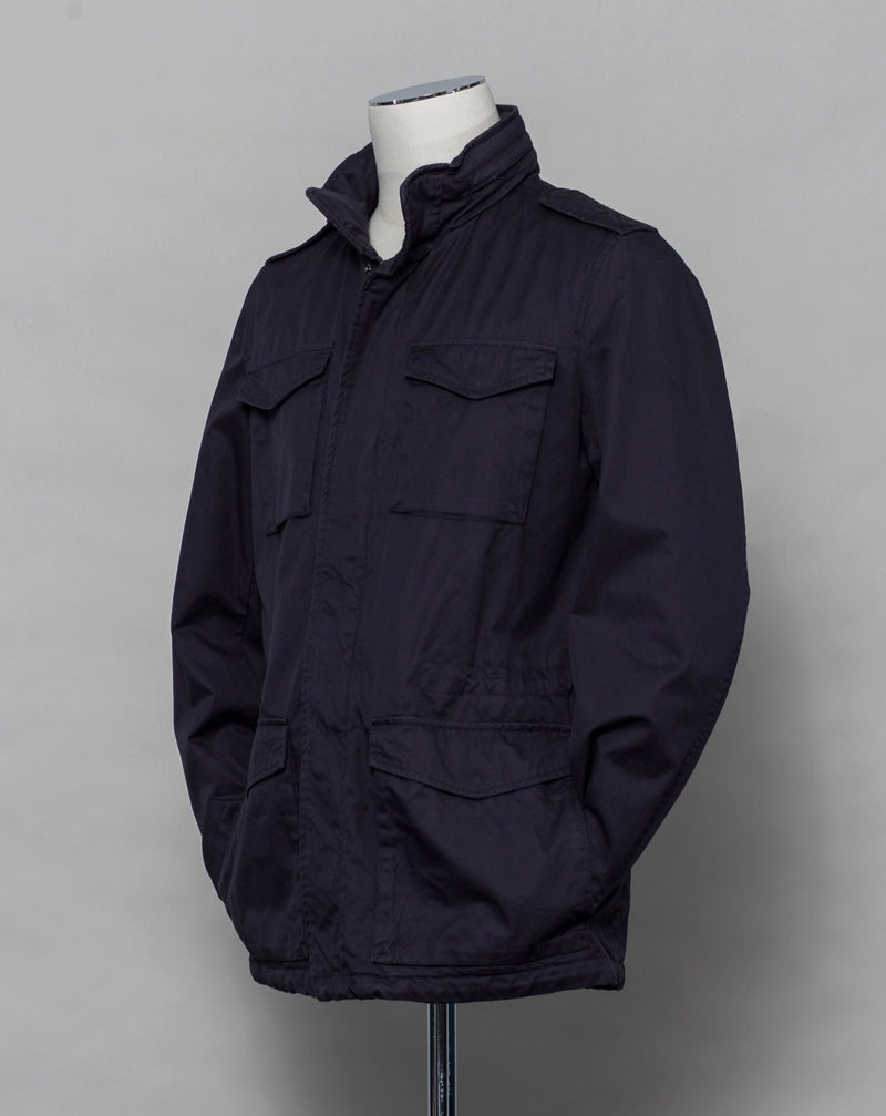 This Herno jacket honors the iconic M65 field jacket. Practical design with quite a few pockets, action back and adjustable waist. Why change the winning team.  4+2 pockets outside (2 hidden pockets) 2 pockets inside  Adjustable waist 2 way zip and snap buttons in front Hidden hood inside the collar  100% Cotton Washed effect  FI0064U 13211 9200