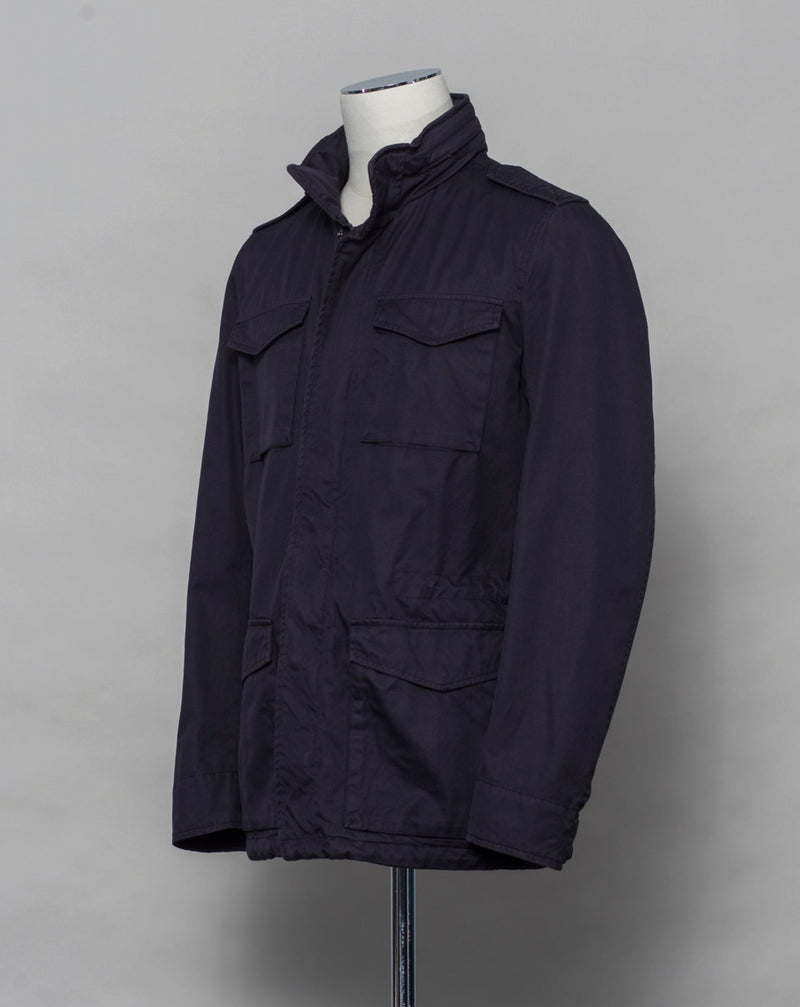 This Herno jacket honors the iconic M65 field jacket. Practical design with quite a few pockets, action back and adjustable waist. Why change the winning team.  4+2 pockets outside (2 hidden pockets) 2 pockets inside  Adjustable waist 2 way zip and snap buttons in front Hidden hood inside the collar  100% Cotton Washed effect  FI0064U 13211 9200