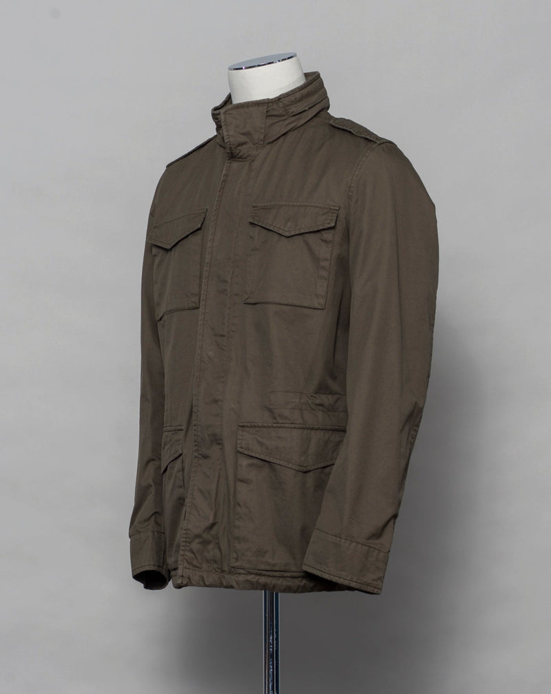 This Herno jacket honors the iconic M65 field jacket. Practical design with quite a few pockets, action back and adjustable waist. Why change the winning team.  4+2 pockets outside (2 hidden pockets) 2 pockets inside  Adjustable waist 2 way zip and snap buttons in front Hidden hood inside the collar  100% Cotton Washed effect  FI0064U 13211 7730