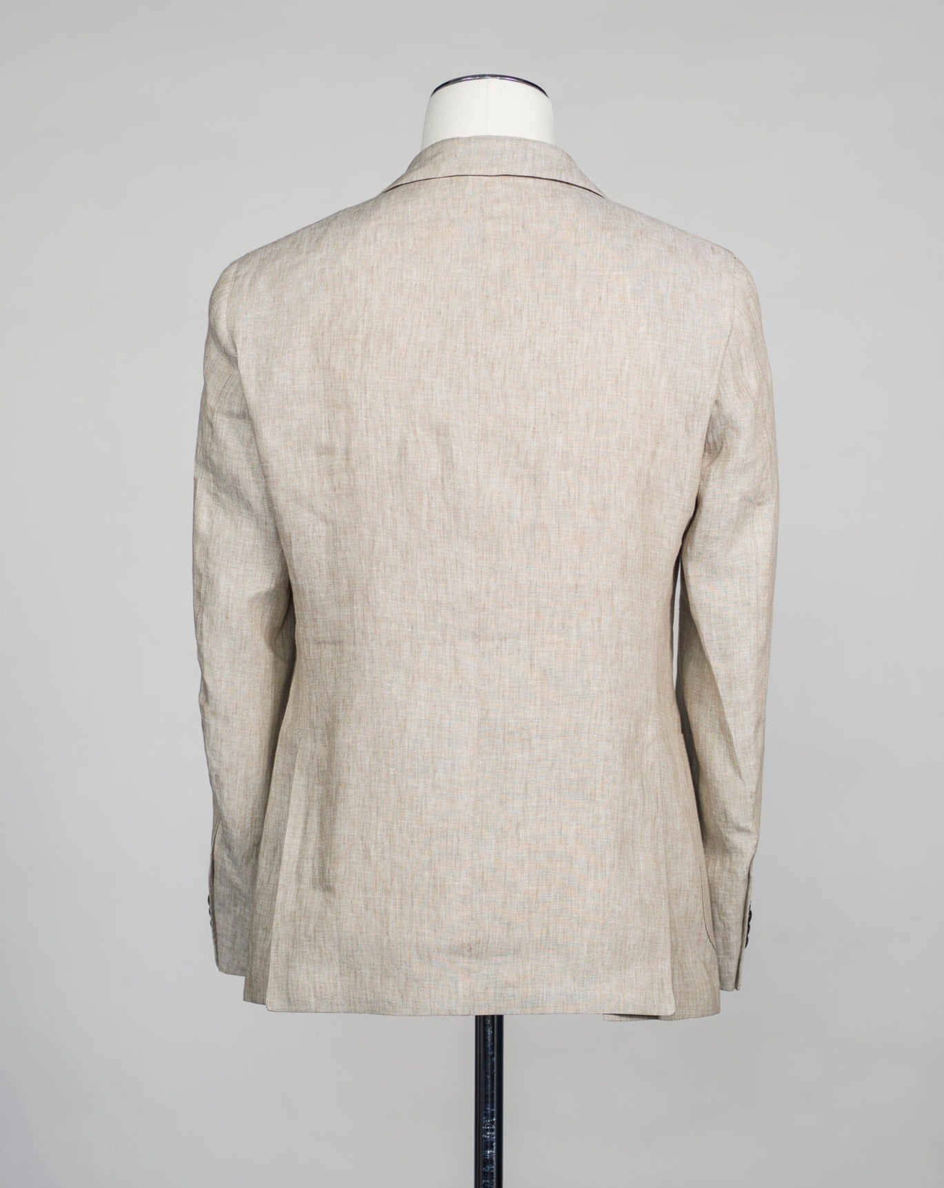 Unconstructed Patch pockets 2 Buttons Side vents Flat front trousers Slanted side pockets Article: 34061 Model: 3652 Color: Light Sand / 2 Composition: 100% Linen L.B.M. 1911 Linen Suit / Light Sand