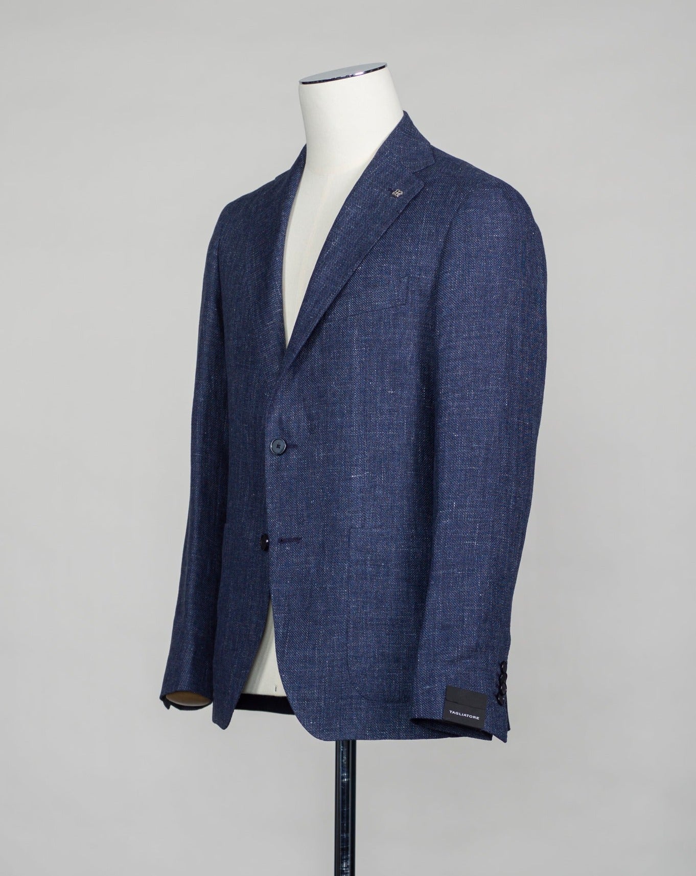 Tagliatore linen/wool blazer. Model Montecarlo, which is familiar to most of our regular customers. Slim fit with light unconstructed make. Comfortable to wear and easy to combine with almost anything.  If in doubt of your size, please contact us HERE.  Composition: 60% Linen 40% Virgin wool Modello: Monte Carlo / 1SMC22K Color: Blue / B3121 Unconstructed Unlined 2 Buttons Notch lapel Patch pockets Side vents Made in Martina Franca, Italy