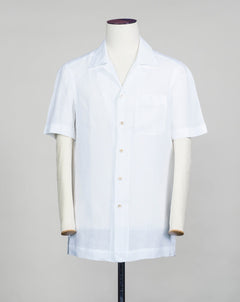 Tailored fit. This means between slim and classic fit Fits true to the size. If in doubt of your size, please contact us HERE 100% linen Camp collar Short sleeve Art. P Via Capri 18/10 Made in Italy