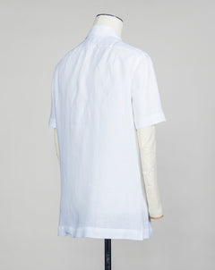 Tailored fit. This means between slim and classic fit Fits true to the size. If in doubt of your size, please contact us HERE 100% linen Camp collar Short sleeve Art. P Via Capri 18/10 Made in Italy