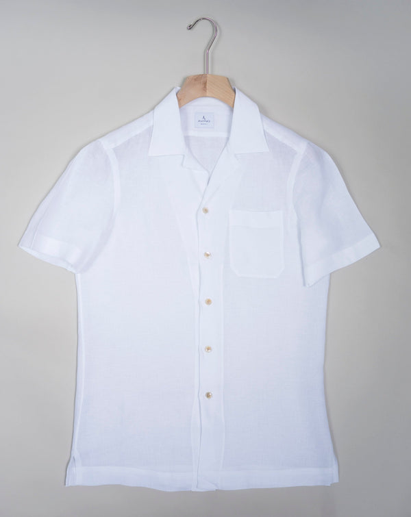 Tailored fit. This means between slim and classic fit Fits true to the size. If in doubt of your size, please contact us HERE 100% linen Camp collar Short sleeve Art. P Via Capri 18/10 Made in Italy