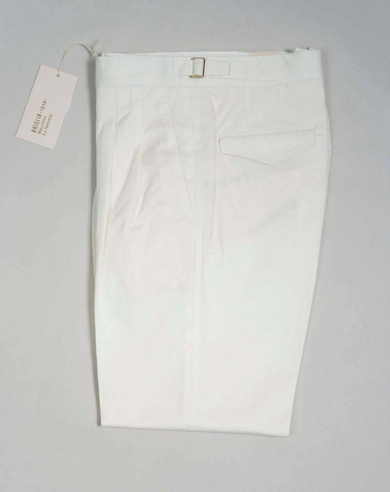 Article: 323136 Model: Quartieris Color: Panna / 03 Composition: 97% Cotton 3% Elastan Briglia Pleated Cotton Chinos / Panna