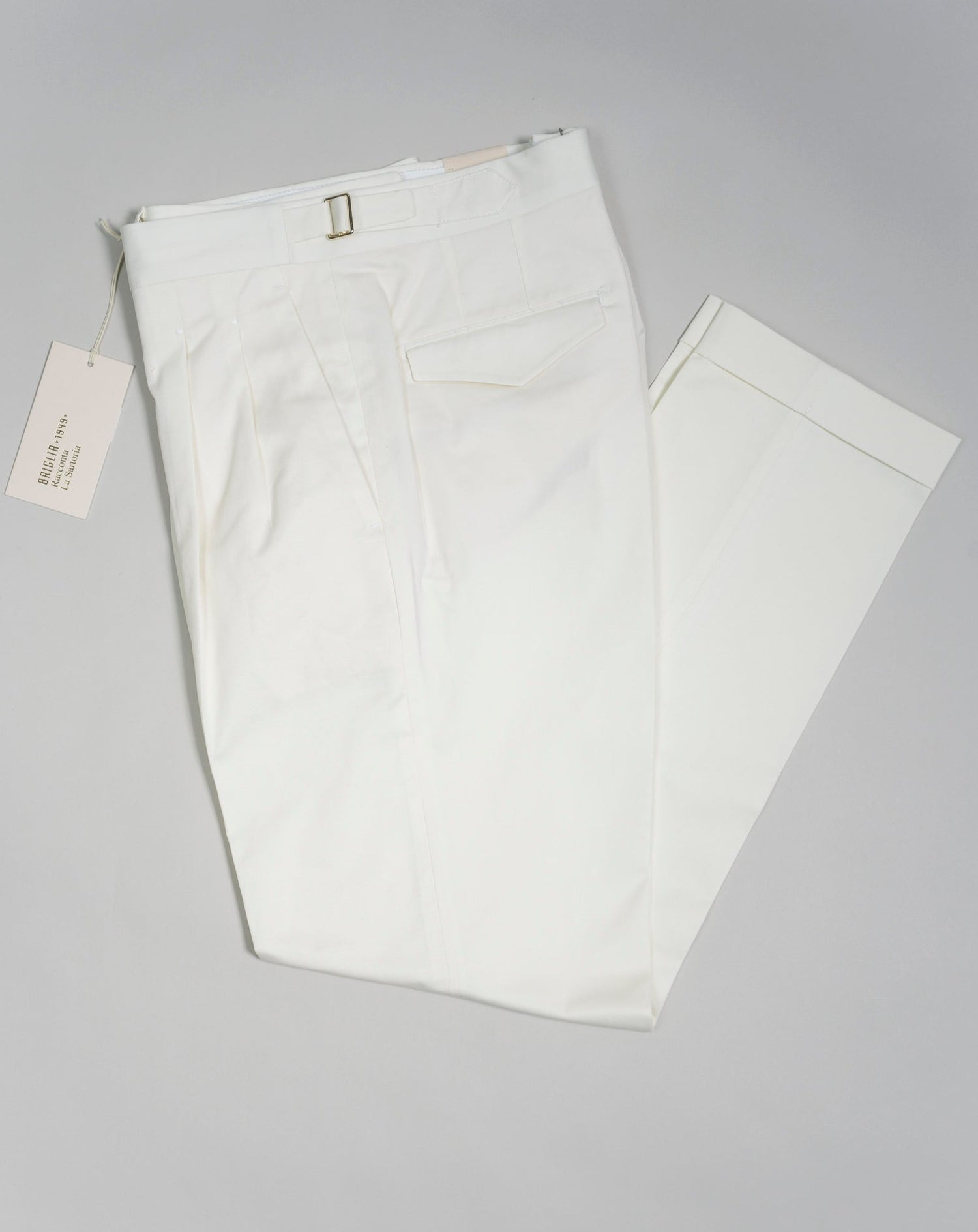 Article: 323136 Model: Quartieris Color: Panna / 03 Composition: 97% Cotton 3% Elastan Briglia Pleated Cotton Chinos / Panna