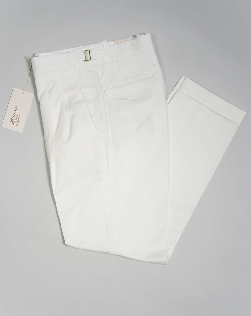 Article: 323136 Model: Quartieris Color: Panna / 03 Composition: 97% Cotton 3% Elastan Briglia Pleated Cotton Chinos / Panna