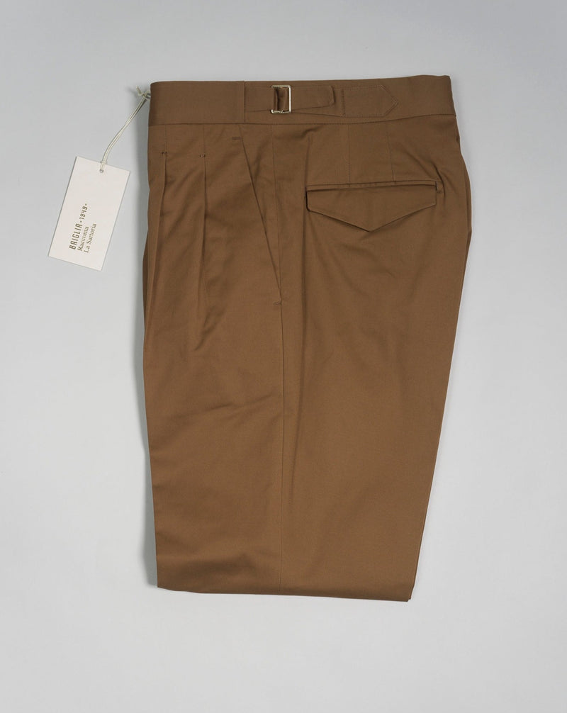 Article: 323136 Model: Quartieris Color: Tobacco / 73 Composition: 97% Cotton 3% Elastan Briglia Pleated Cotton Chinos / Tobacco