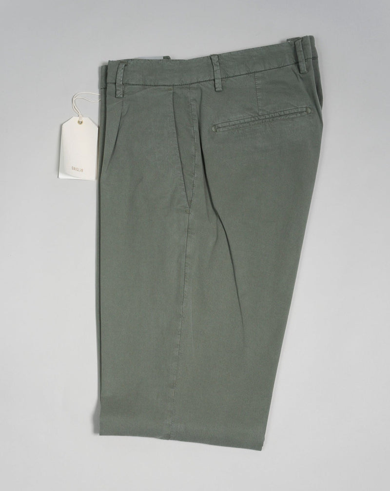 Article: 323051 Color: Light Green / 62 Composition: 64% Tencel 32% Cotton 4% Elastan 1 Pleat in front Slanted side pockets Beltloops Beautiful color and broken in look and feel achieved by Garment dying process Made in Naples, Italy