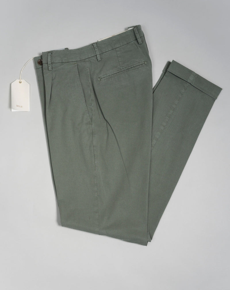 Article: 323051 Color: Light Green / 62 Composition: 64% Tencel 32% Cotton 4% Elastan 1 Pleat in front Slanted side pockets Beltloops Beautiful color and broken in look and feel achieved by Garment dying process Made in Naples, Italy