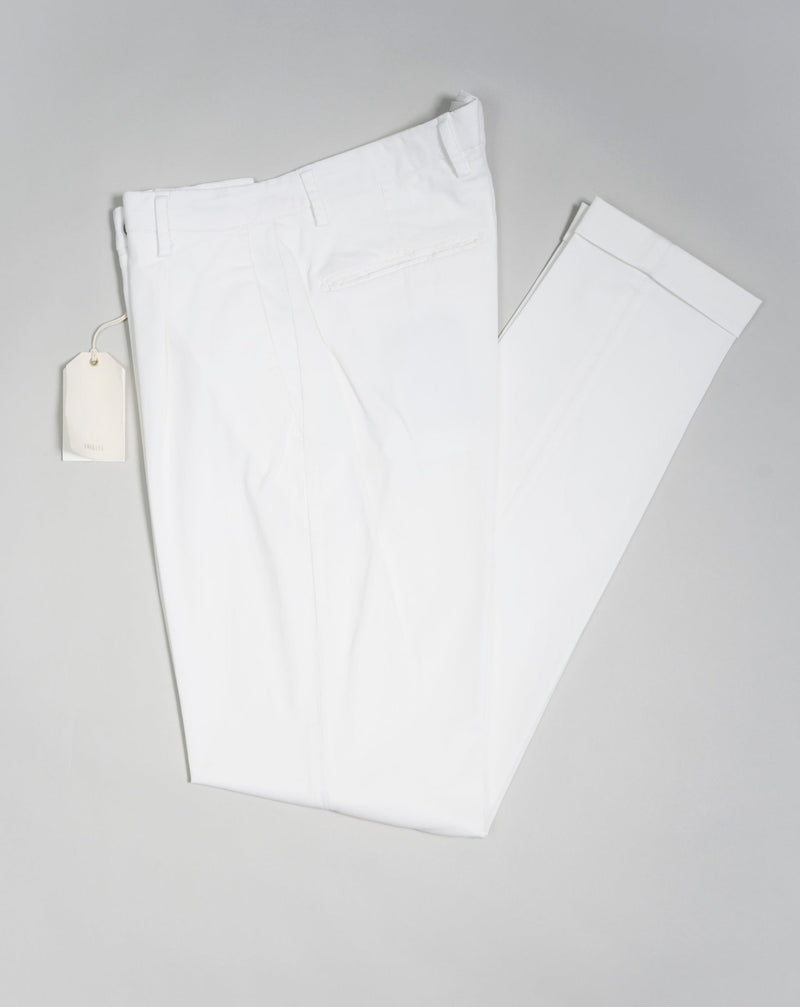 Article: 323051 Color: White / 120 Composition: 64% Tencel 32% Cotton 4% Elastan 1 Pleat in front Slanted side pockets Beltloops Beautiful color and broken in look and feel achieved by Garment dying process Made in Naples, Italy