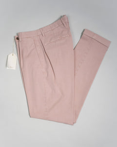 Article: 323051 Color: Light Rosa / 69 Composition: 64% Tencel 32% Cotton 4% Elastan 1 Pleat in front Slanted side pockets Beltloops Beautiful color and broken in look and feel achieved by Garment dying  Made in Naples, Italy