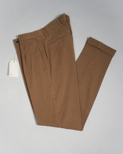  Article: 323051 Color: Tobacco / 93 Composition: 64% Tencel 32% Cotton 4% Elastan 1 Pleat in front Slanted side pockets Beltloops Beautiful color and broken in look and feel achieved by Garment dying process Made in Naples, Italy