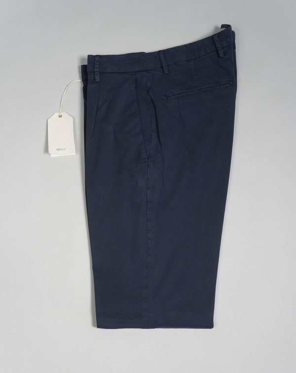 Article: 323051 Color: Navy / 11 Composition: 64% Tencel 32% Cotton 4% Elastan 1 Pleat in front Slanted side pockets Beltloops Beautiful color and broken in look and feel achieved by Garment dying process Made in Naples, Italy