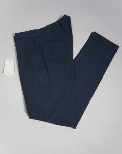 Article: 323051 Color: Navy / 11 Composition: 64% Tencel 32% Cotton 4% Elastan 1 Pleat in front Slanted side pockets Beltloops Beautiful color and broken in look and feel achieved by Garment dying process Made in Naples, Italy