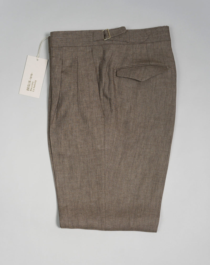 Article: 323118 Model: Quartieris Color: Light Brown / 26 Composition: 100% Linen Briglia Pleated Linen Trousers / Light Brown