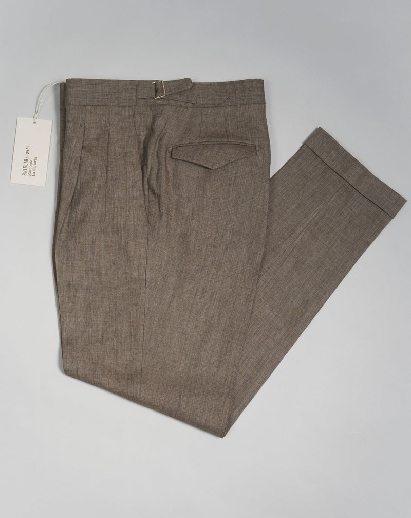 Article: 323118 Model: Quartieris Color: Light Brown / 26 Composition: 100% Linen Briglia Pleated Linen Trousers / Light Brown