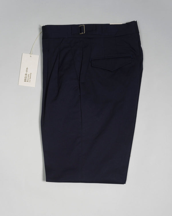 Article: 323136 Model: Quartieris Color: Navy / 11 Composition: 97% Cotton 3% Elastan Briglia Pleated Cotton Chinos / Navy