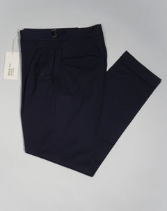 Article: 323136 Model: Quartieris Color: Navy / 11 Composition: 97% Cotton 3% Elastan Briglia Pleated Cotton Chinos / Navy