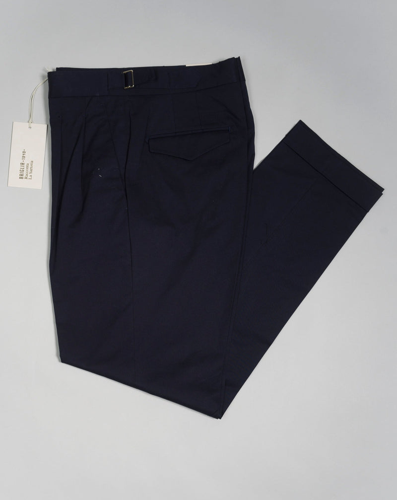 Article: 323136 Model: Quartieris Color: Navy / 11 Composition: 97% Cotton 3% Elastan Briglia Pleated Cotton Chinos / Navy