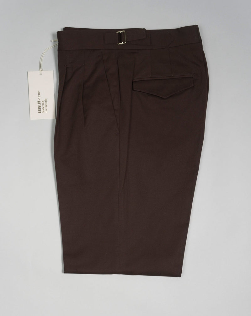 Article: 323136 Model: Quartieris Color: Brown / 46 Composition: 97% Cotton 3% Elastan Briglia Pleated Cotton Chinos / Brown
