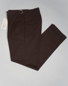 Article: 323136 Model: Quartieris Color: Brown / 46 Composition: 97% Cotton 3% Elastan Briglia Pleated Cotton Chinos / Brown