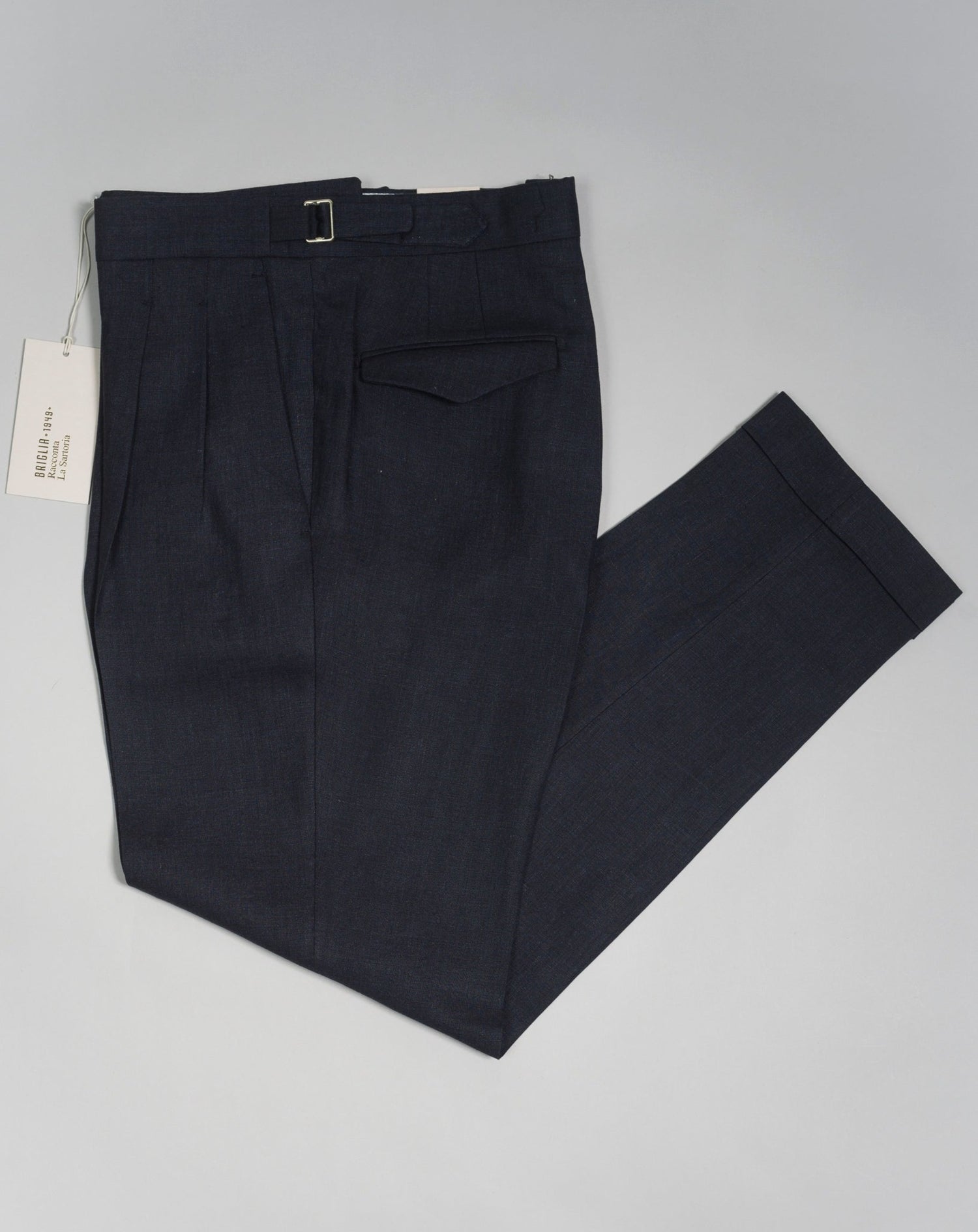 Article: 323118 Model: Quartieris Color: Black / 10 Composition: 100% Linen  Briglia Pleated Linen Trousers / Black