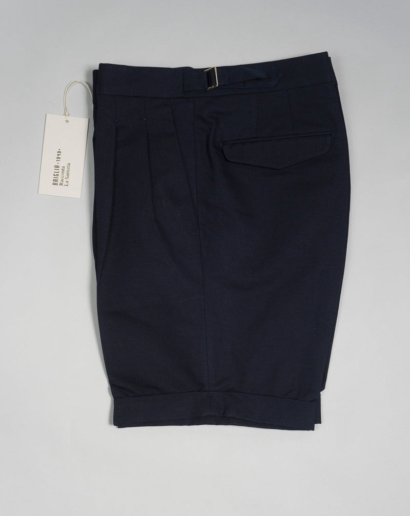 Briglia sartorial bermudas with side adjusters and two front pleats. Style: Amalfi Art 323050 Composition:  55%Co 45%Li 2 pleats in front Side Adjusters navy blue