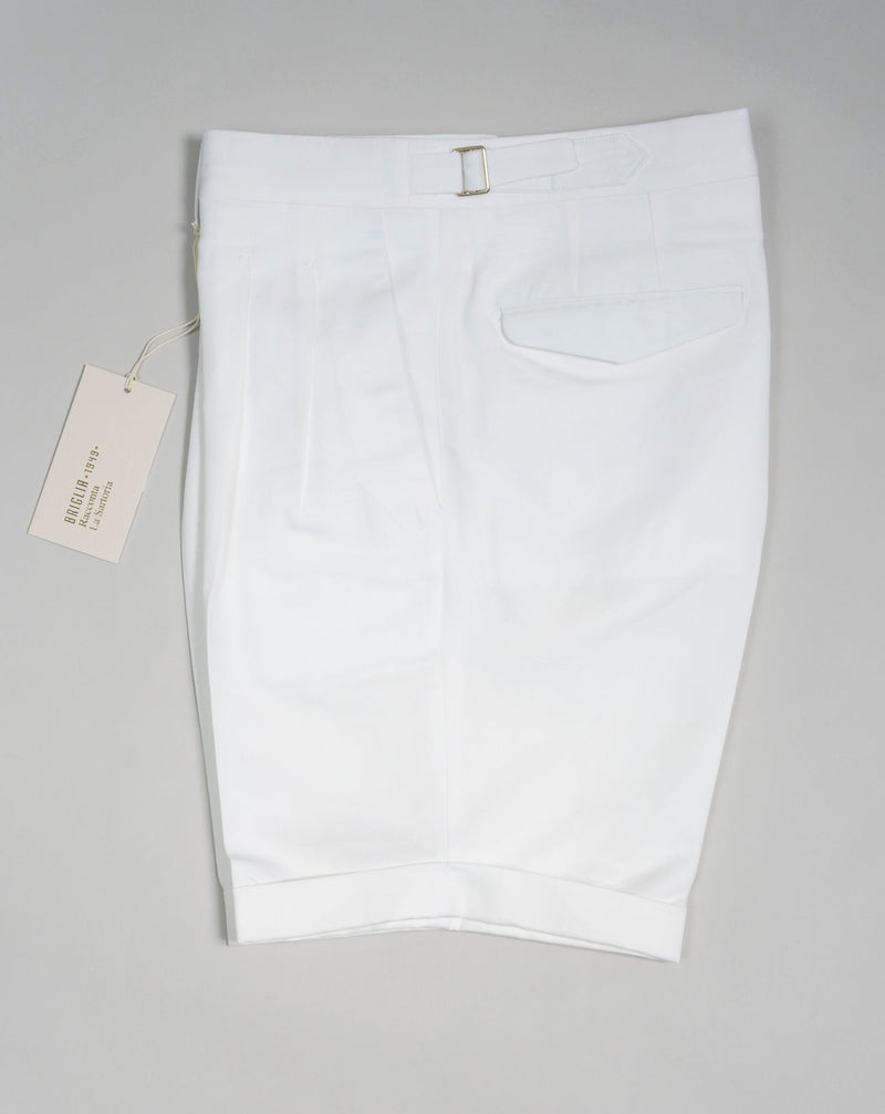 Briglia sartorial bermudas with side adjusters and two front pleats. Style: Amalfi Art 323050 Composition:  55%Co 45%Li 2 pleats in front Side Adjusters white