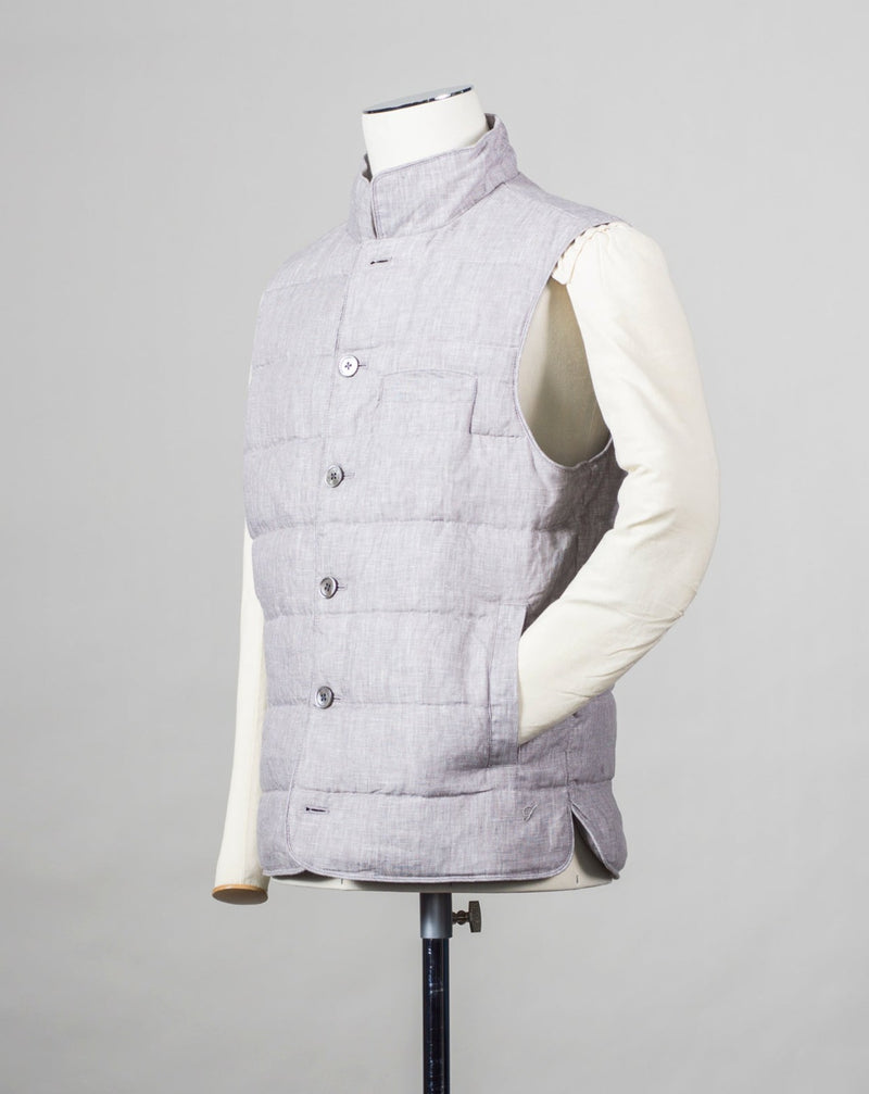 Linen vest with down padding. A true must have for scandinavian summer. Art. 430022 2552 Col. 310 / Light Grey Outer Material 100% Linen Lining 100% Nylon Filling: 90% Down 10% Feathers Stenströms Linen Vest / Light Grey