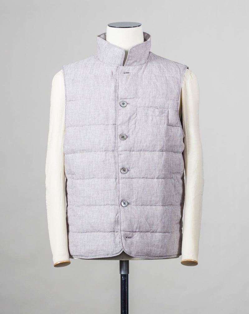 Linen vest with down padding. A true must have for scandinavian summer. Art. 430022 2552 Col. 310 / Light Grey Outer Material 100% Linen Lining 100% Nylon Filling: 90% Down 10% Feathers Stenströms Linen Vest / Light Grey
