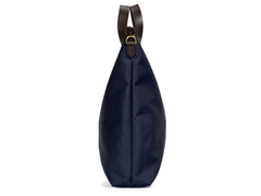 Measurements:  L: 37 x H: 41 x W: 10 cm Fabric composition: PA 42% CO 38% PU 20%  /  826g pr. meter  Body: Waterproof hard woven Italian nylon Trimmings:  Custom developed dark brown vegetable tanned full-grain bridle leather Lining: 100% cotton in navy colour Hardware: Solid brass with varnish protection  Zipper: Hand polished YKK Excella Art. No. MS251312 As the first style ever launched in the Contemporary collection, the M/S Shopper has grown to become one of the most iconic styles of the Mismo 