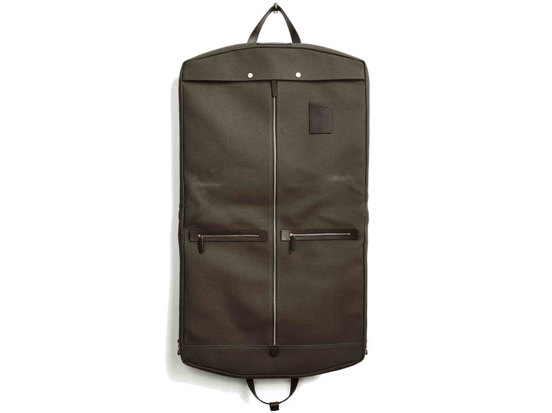 Measurements: L: 52 x W: 50 x H: 7 cm Body: Tight-woven cotton canvas Fabric composition: CO 94% PU 4% PC 2% / 709g /m Trimmings: Dark brown custom developed vegetable tanned full-grain bridle leather Lining: 100% cotton in army colour Hardware: Solid brass with varnish protection Zipper: Hand polished YKK Excella Art. No. MS440115 Transporting your work, wedding, and/or weekend wear just got a whole lot easier garments infirst full size garment bag large enough carry all