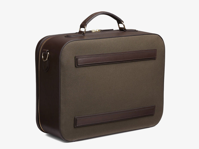 Measurements: L: 46 H: 35 W: 15 cm Material: Tight-woven cotton canvas Composition: CO 94% PU 4% PC 2% / 709 g/m Trimmings: Dark brown, vegetable tanned full-grain bridle leather The M/S Suitcase fuses the contours of heritage travel bags with a minimalist design approach, equipping the carrier with a spacious and aesthetically pleasing bag. A sharp and clean-cut 48-hour suitcase