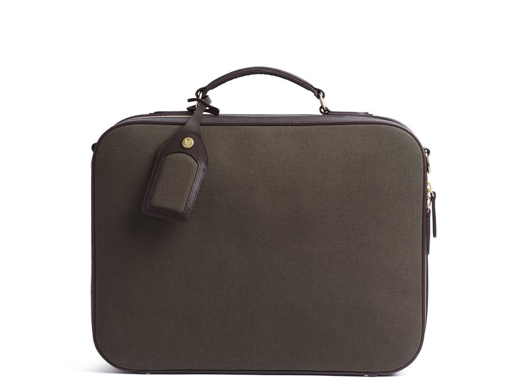 Measurements L: 7 H: 14 (35) W: 0,5cm Body: Tight-woven cotton canvas Fabric composition: CO 94% PU 4% PC 2% - 709 gr/rm Trimmings: Custom developed dark brown vegetable tanned full-grain bridle leather Lining: 100% cotton in Army colour Hardware: Solid brass with varnish protection Art. No. MS750118 Tag your Mismo bag with the M/S Luggage Tag and add a little flair to the bag or simply eliminate unfortunate mix-ups during travels. The tag is crafted from full-grain bridle leather