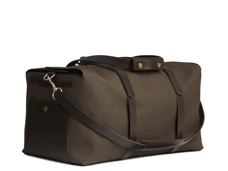 Measurements: L: 52 H: 25 W: 28(26) cm Body: Tight-woven cotton canvas Fabric composition: CO 94% PU 4% PC 2% - 709 gr/rm Trimmings: Dark brown custom developed vegetable tanned full-grain bridle leather Lining: 100% cotton in army colour Hardware: Solid brass with varnish protection Zipper: Hand polished YKK Excella Art. No. MS410114 Travel, gym, tennis - wherever life’s adventures the M/S Supply a great addition. Elongated handles make easy to carry bag by hand, hung over shoulder worn rucksack mismo