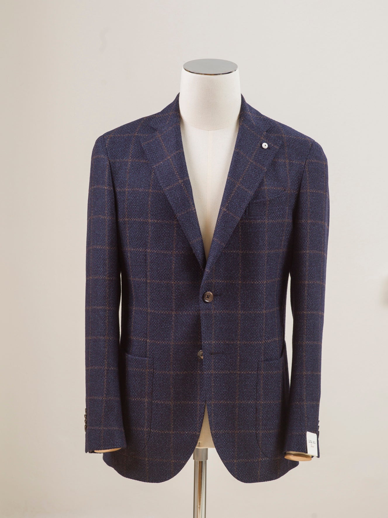 Perfect jacket for almost any semiformal occasion in autumn and winter.   Regular fit Fits true to the size. If in doubt of your size, please contact us  here Unlined Unconstructed shoulder 2 Buttons Side vents Notch lapel Patch pockets Composition: 72% wool, 25% cotton, 3% cashmere Color: Blue & Brown windowpane Modello: 2898 Article: 12145/3 Made in Italy