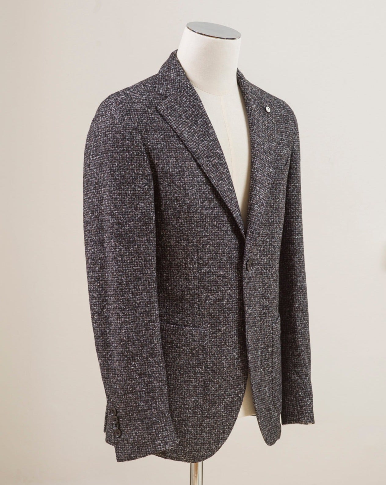 L.B.M. 1911 Jersey jacket.  Perfect jacket for almost any semiformal occasion in autumn and winter.   Regular fit Fits true to the size. If in doubt of your size, please contact us  here Unlined Unconstructed shoulder 2 Buttons Side vents Notch lapel Patch pockets Composition: 54% acrylic, 24% virgin wool, 22% polyester Color: Grey Modello: 2817 Article: 15203/3 Made in Italy